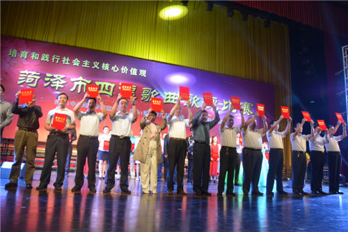 我校合唱队在全市四德歌咏比赛中荣获二等奖和优秀组织奖