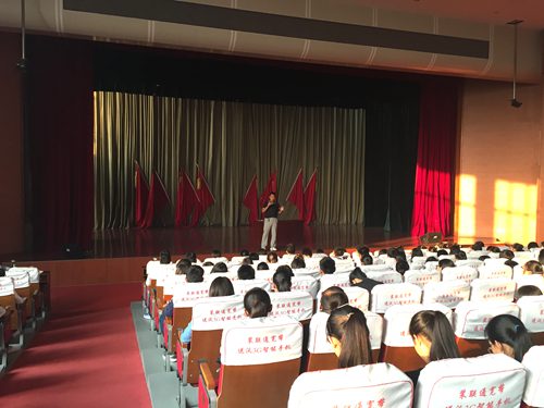 任崇伟老师做“大学是梦开始的地方”演讲报告