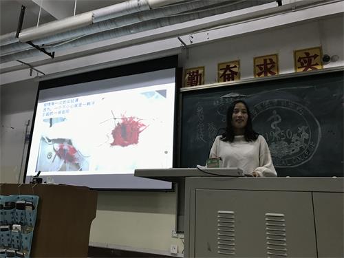 菏泽医专15级口腔三四班召开了以“建院升本 我为学校发展添砖加瓦”为题的主题班会