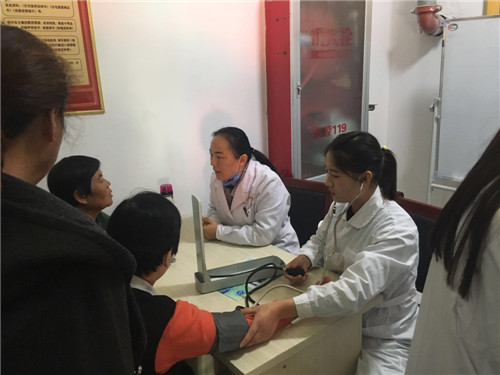 我校附院开展重阳节进社区义诊体检活动