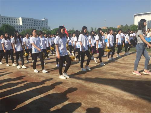 2016级口腔医学3.4班运动会开幕式走方队精彩纷呈