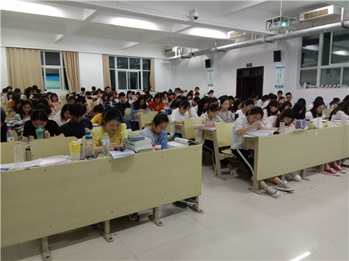 2017 级口腔七、八班成功举办“欢度六一”主题班会