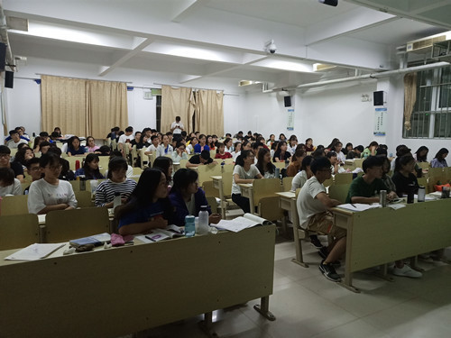 2018级口腔1、2班成功举办“征兵宣传”主题班会