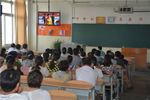 我校组织全校师生观看阅兵式