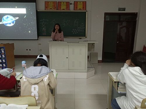2018级口腔1、2班成功举办“安全教育”主题班会