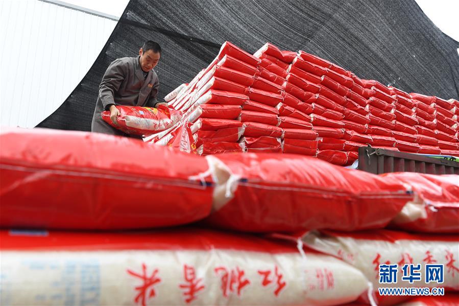 (在习近平新时代中国特色社会主义思想指引下——新时代新作为新篇章·总书记关切高质量发展·图文互动)(4)稳住“一头猪”、供好“一袋米”、配好“一篮菜