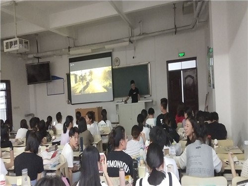 2017级口腔九、十班成功举办“交通安全”主题班会
