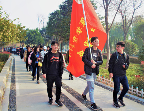 我校护理系举办“冬日存暖,健步前行”百人健步走活动
