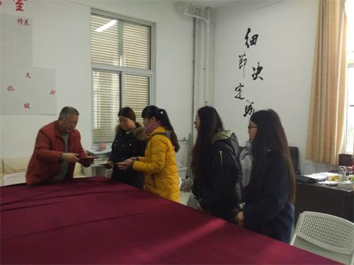 基础医学部党总支慰问家庭经济困难学生