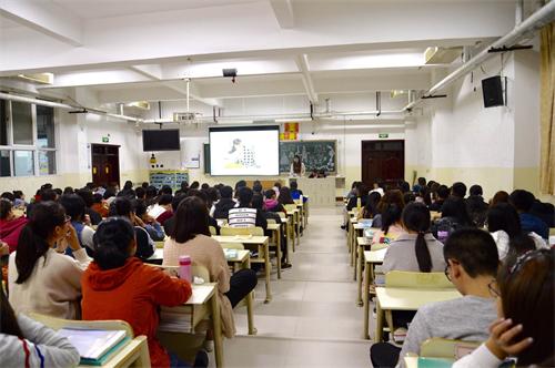 2017级口腔9.10班成功举办“情感”主题班会