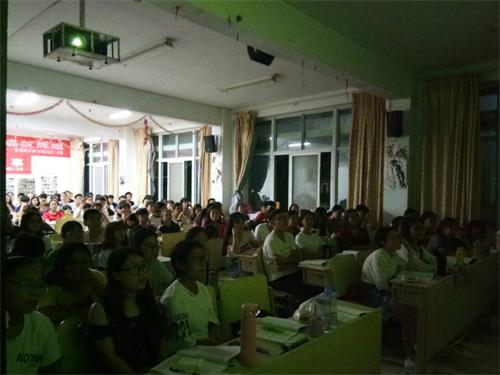 2016级口腔7.8班成功举办“国足背后的坚持”主题班会
