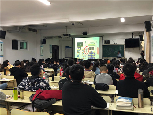 2018级口腔7.8班成功举办“行为规范伴我行”主题班会