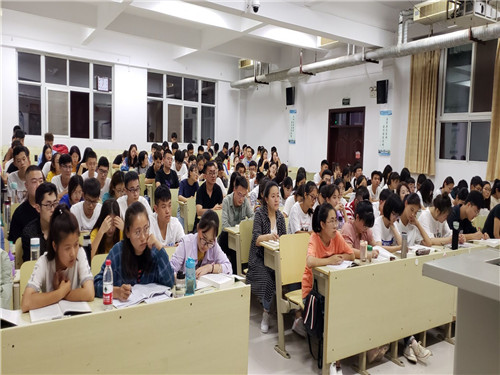 2018级口腔5、6班成功举办“倡导绿色生活、反对铺张浪费”的主题班会
