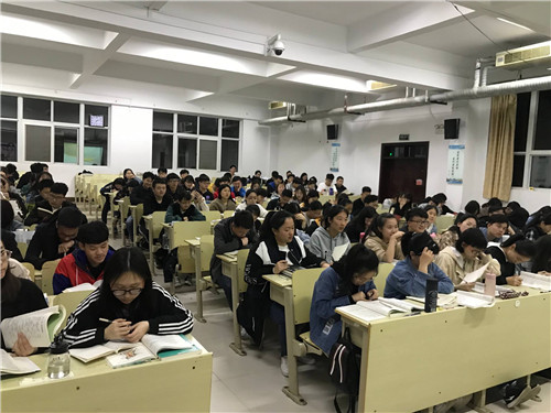2018级口腔5.6班成功举办“美我菏医,珍惜春光”主题班会