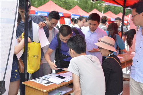 我校举办山东省2018年高校毕业生集中就业招聘活动(菏泽医专专场)