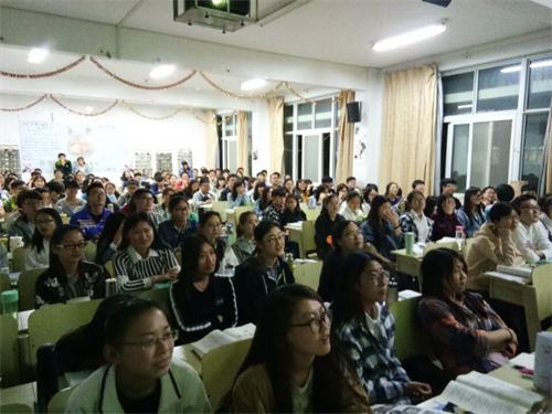 2016级口腔7.8班成功举办“忆童年”主题班会
