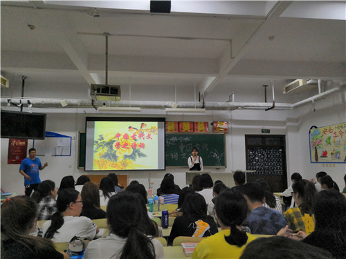 2018级口腔三、四班成功举办“中国古代诗词文化”主题班会