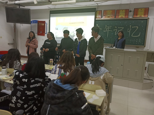 2018级口腔1.2班成功举办“童年回忆”主题班会
