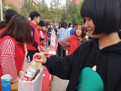 萌芽志愿者服务队举行“一个空瓶子,一份环保情”主题活动