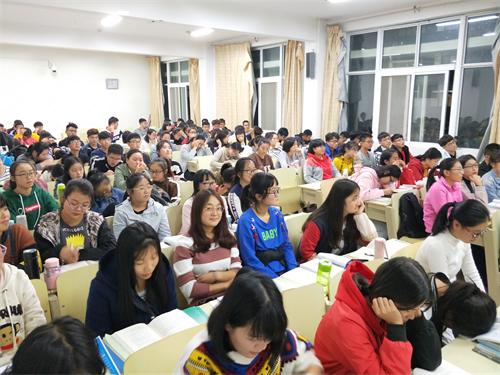 2017级口腔3.4班成功举行“人生态度”主题班会