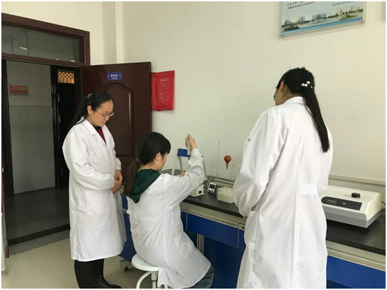 我部分析实验室教师指导学生参加检验技能大赛