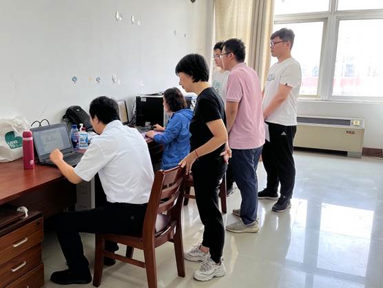 一群人在房间里交谈描述已自动生成