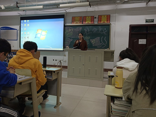 2018级口腔1.2班成功举办“社会主义核心价值观”主题班会