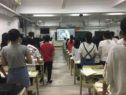 2017级口腔9.10班成功举办“时间都去哪了”主题班会