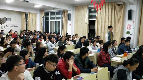 2017级口腔3.4班成功举办“文明礼仪伴我行”主题班会