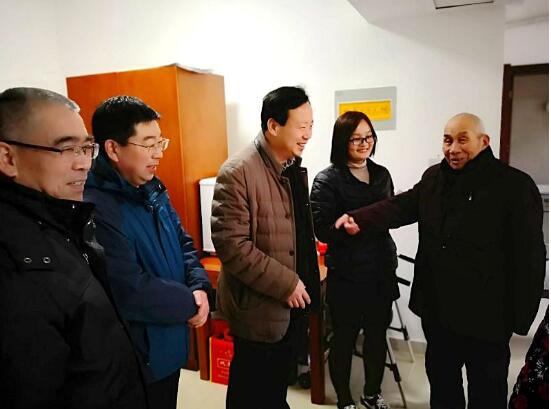 我校附属医院领导除夕慰问值班医护人员、