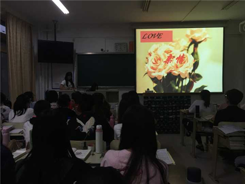 2018级口腔九、十班成功举办“亲情”主题班会