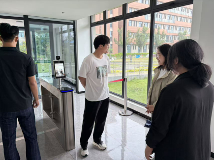 巡查安防设施 筑牢社区安全防线