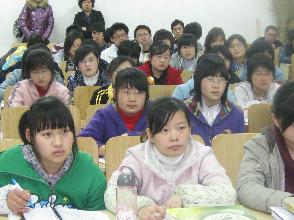 09级药学班学生认真听取经验介绍