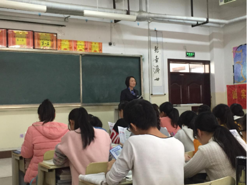 菏泽医专基础医学部2015级口腔一二班开展“金融安全课堂面对面”活动