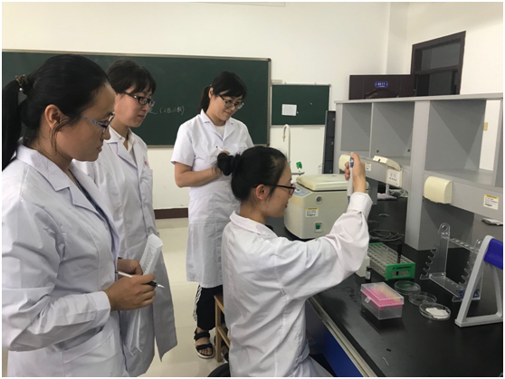我部分析实验室及生物化学教研室组织检验专业学生实验考试