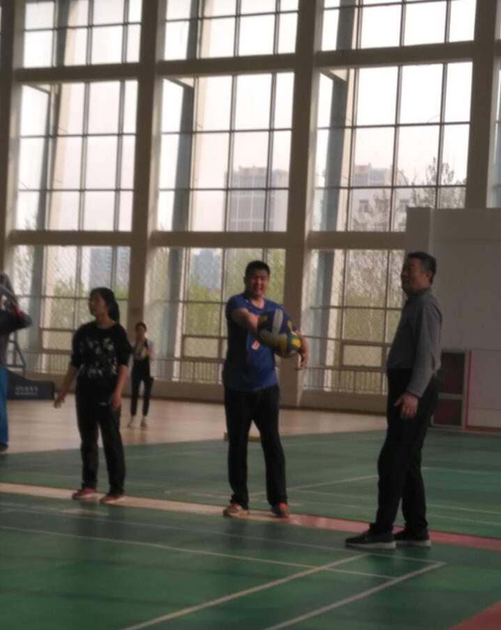 我校教职工气排球队与菏泽学院教职工气排球队友谊赛激情上演