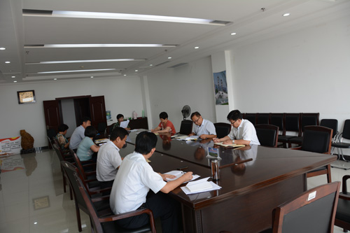 我校党委中心组传达学习省委十届九次全体会议精神和全省党风廉政建设警示教育大会精神