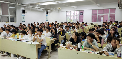 2018级口腔五、六班成功举办“正青春”主题班会