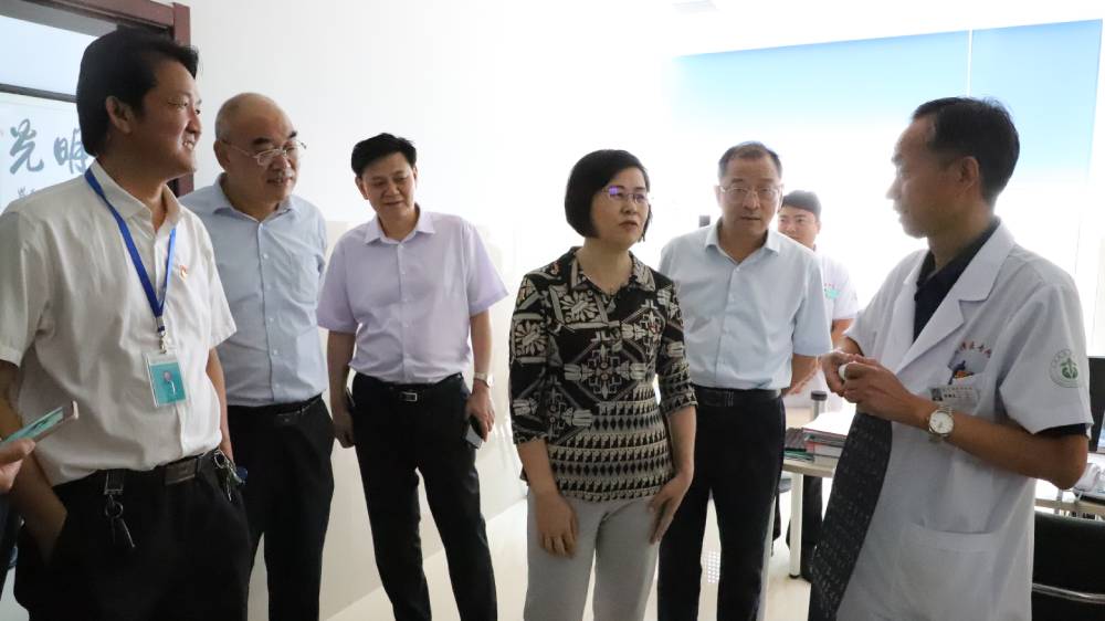 省卫健委党组书记、主任袭燕到我校附院进行调研
