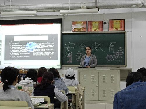 2018级口腔1、2班成功举办“安全教育”主题班会