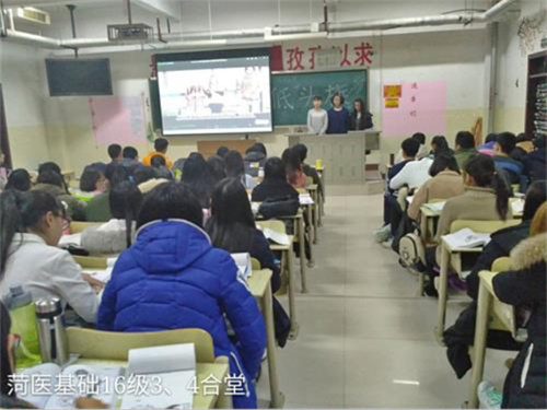 菏泽医专基础医学部2016级口腔3.4班举办“拒绝低头族”主题班会