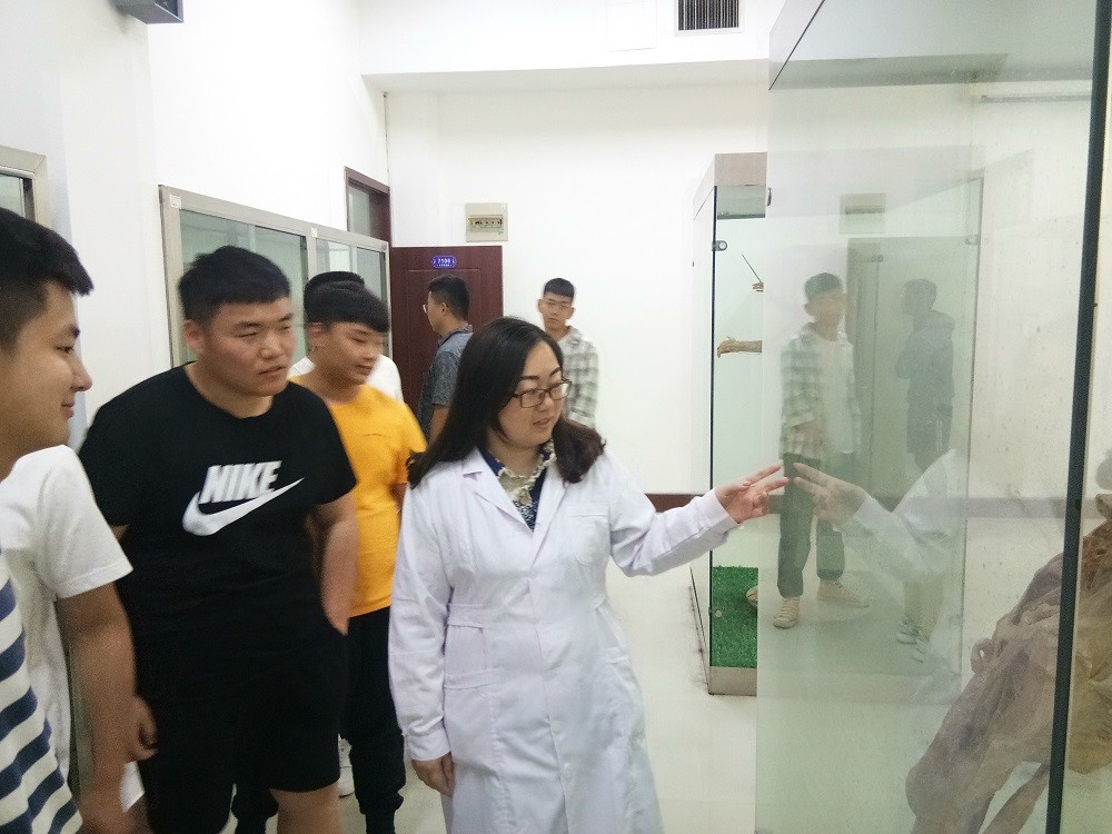 菏泽学院体育系师生来我校生命科学馆参观