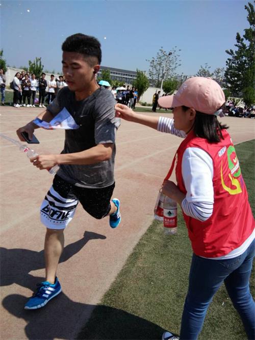 基础医学部萌芽志愿队积极参加服务校运会活动
