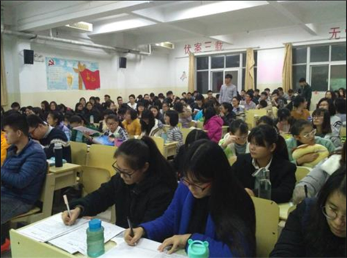 菏泽医专2016级口腔医学3.4班举办“施之以爱，报之以恩”主题班会