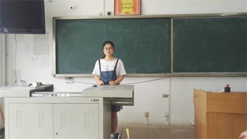 2015级口腔7.8班成功举办“做生活的强者”主题班会