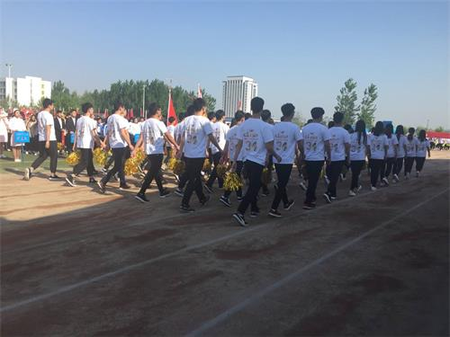 2016级口腔医学3.4班运动会开幕式走方队精彩纷呈