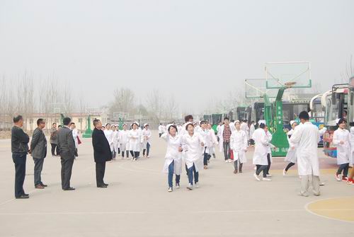 我校2012级学生临床见习拉开帷幕