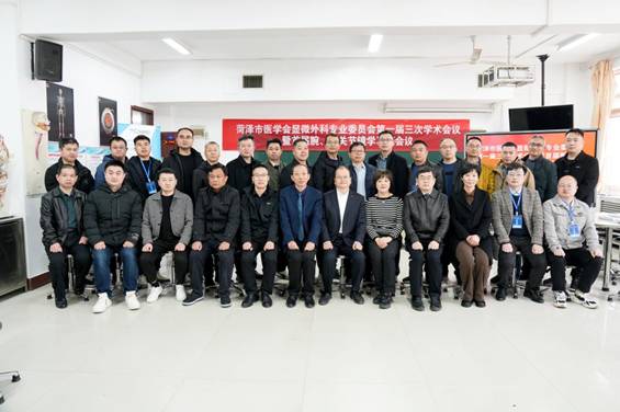 一群人站在室内合影AI 生成的内容可能不正确。