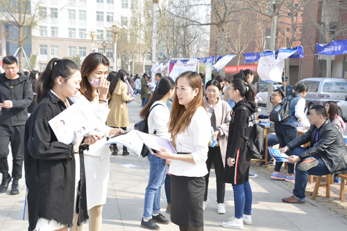 菏泽医专举办2018年第五届全国大中城市联合招聘高校毕业生专场招聘会