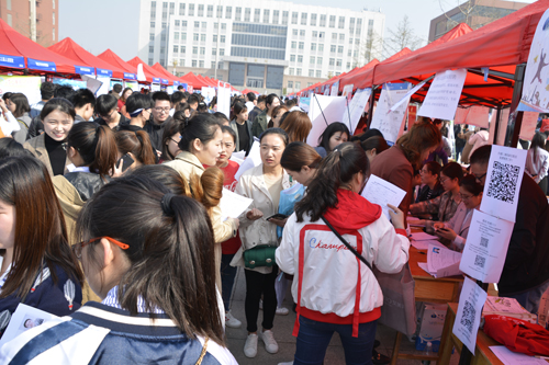 菏泽医专举办2018年第五届全国大中城市联合招聘高校毕业生专场招聘会
